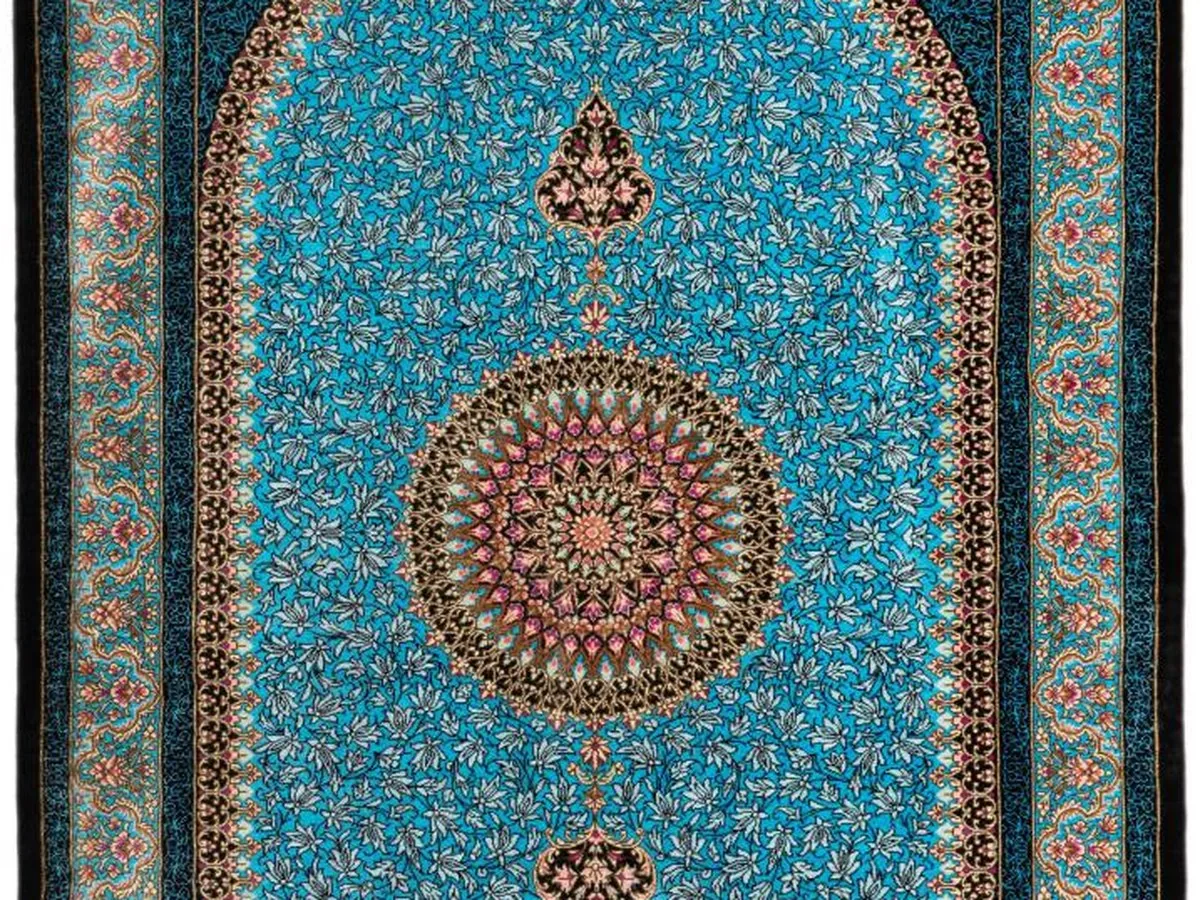 Tapis de soie à médaillon turquoise présenté avant rachat