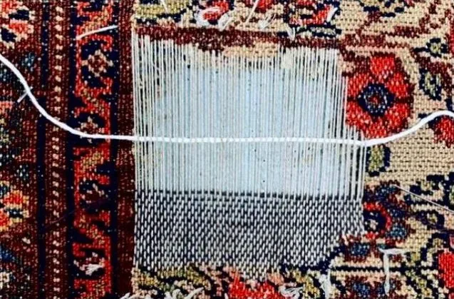 Retissage d’une lacune : la fondation reposée fil à fil sur un tapis ancien